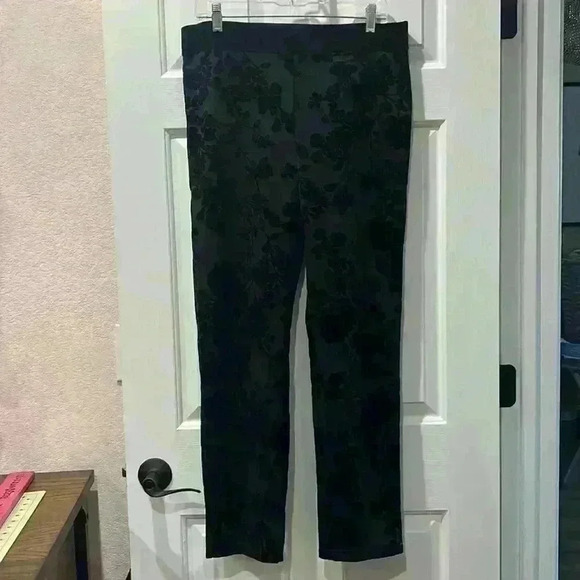 Liz Claiborne Career, Flocked Stretchy Holiday Pant. Size L - Picture 2 of 4